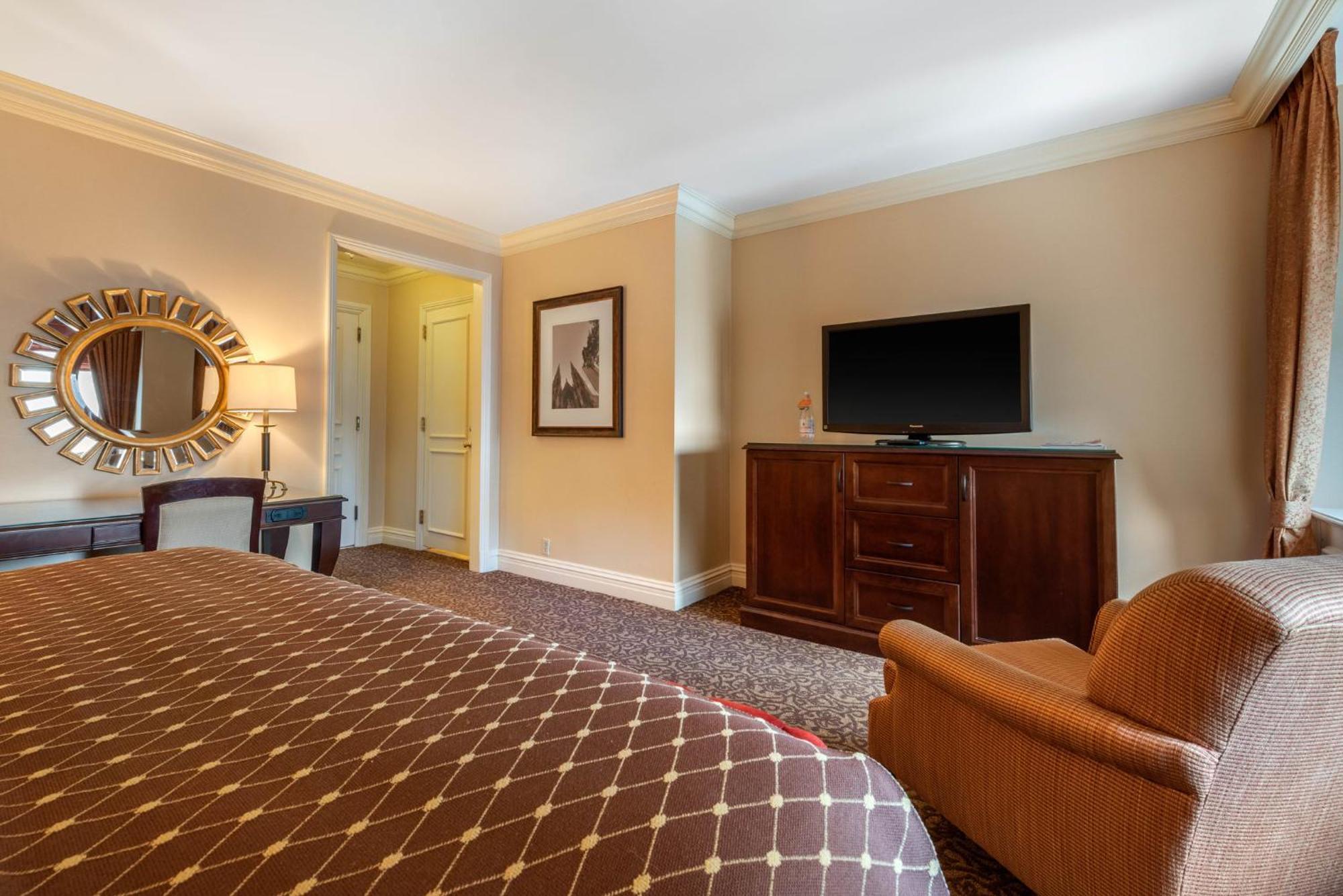 Deluxe Room One King Bed